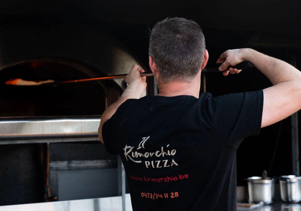 pizza bakken in mobiele oven